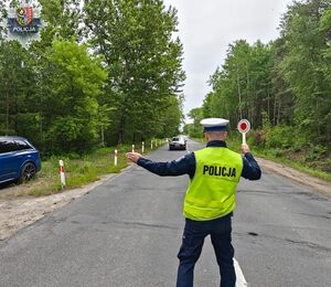 Policjant który zatrzymuje pojazd