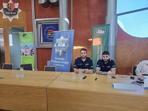dwóch policjantów  siedzi przy biurku