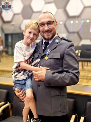 Policjant z dzieckiem