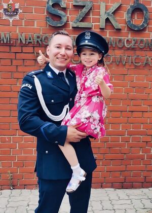 Policjant z dzieckiem