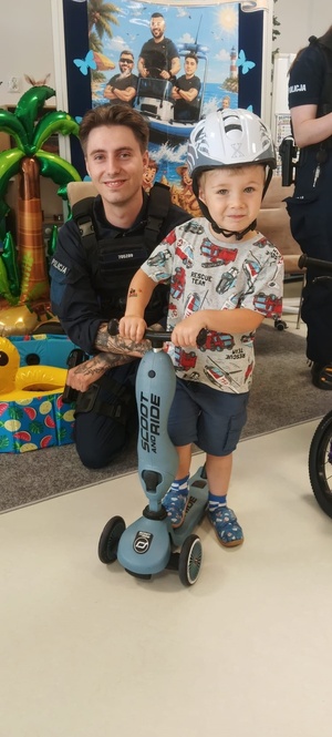 policjant z dzieckiem