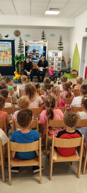 policjant z dziećmi