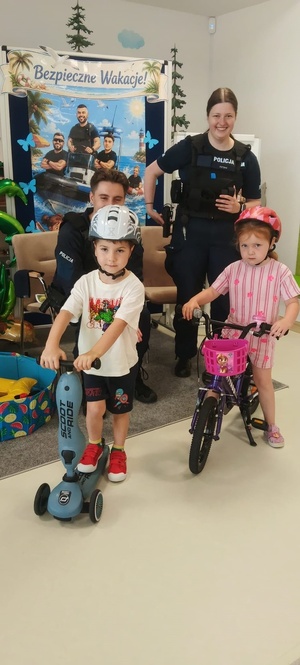 policjant z dziećmi