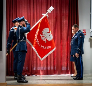 policjanci ze sztandarem