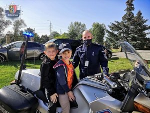 Przedszkolaki na policyjnym motocyklu w asyście policjanta