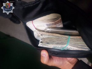 Pieniądze w saszetce odzyskane przez polkowickiego policjanta