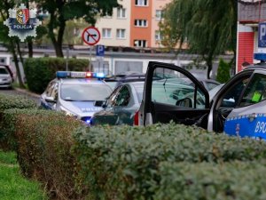 Policyjne radiowozy i samochód zatrzymanego mężczyzny na terenie Głogowa
