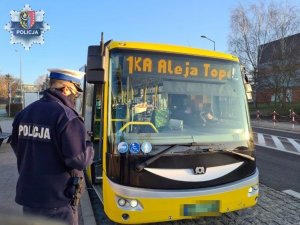 Policjanci sprawdzają czy pasażerowie mają maseczki w autobusach