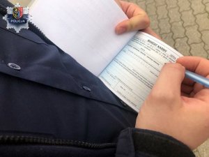 Policjanci sprawdzają respektowanie obostrzeń i w przypadku rażących naruszeń przepisów wyciągają konsekwencje